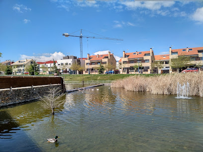 Parque con lago de la calle Badajoz