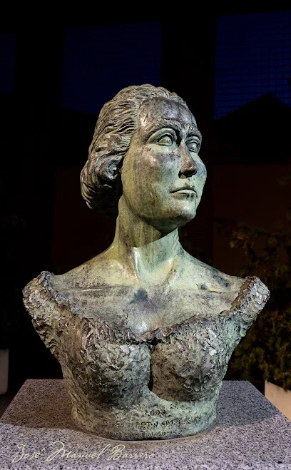 Busto de Clara Campoamor